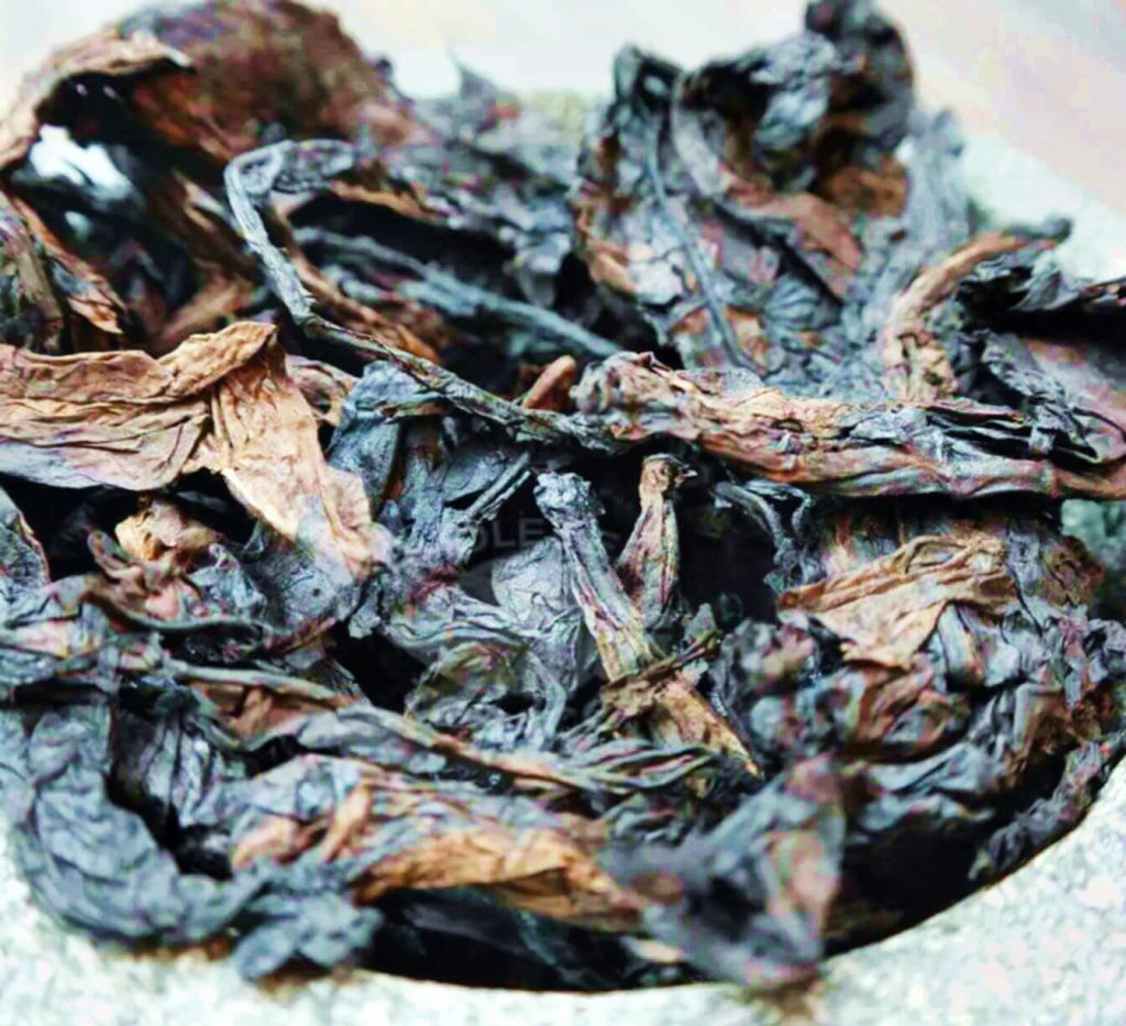 Пучок высушенных листьев средиземноморского табака, готовых к процессу смешивания.